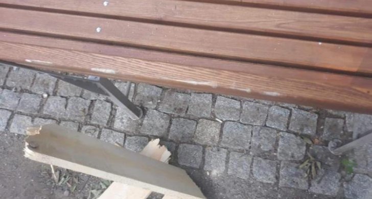 poničená lavička_3.jpg